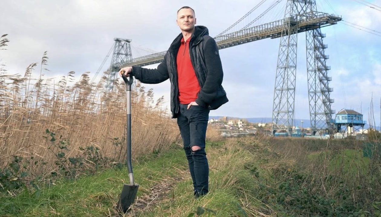 Newport's computer scientist in front of the landfit where his fortune rests. Furthermore, After 12 years of battle, Howlls transforms his obsession into an entrepreneurial project.